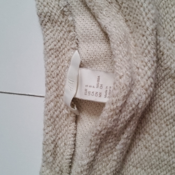 H&M Cropped Cream Sweater - Picture 2 of 3